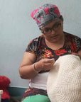 Luna-Leena kruk met wollen hoes in gebroken wit - schapenwol & hout - met de hand gehaakt in Nepal