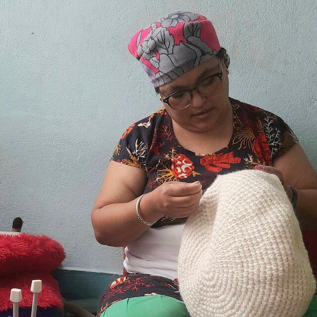 Luna-Leena kruk met wollen hoes in gebroken wit - schapenwol &amp;amp; hout - met de hand gehaakt in Nepal