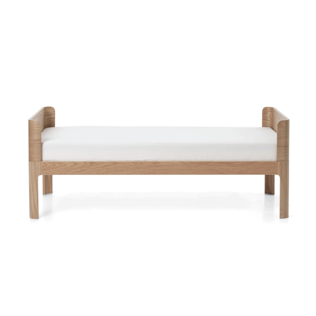 Junior bed in oak, 150x70 cm with soft rounded edges and minimalist design, perfect for a child&#39;s calming sleep space.